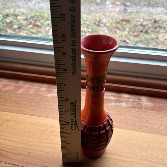 Mid century orangish red vase with raised texture, smoke free home 10"h - Picture 5 of 7